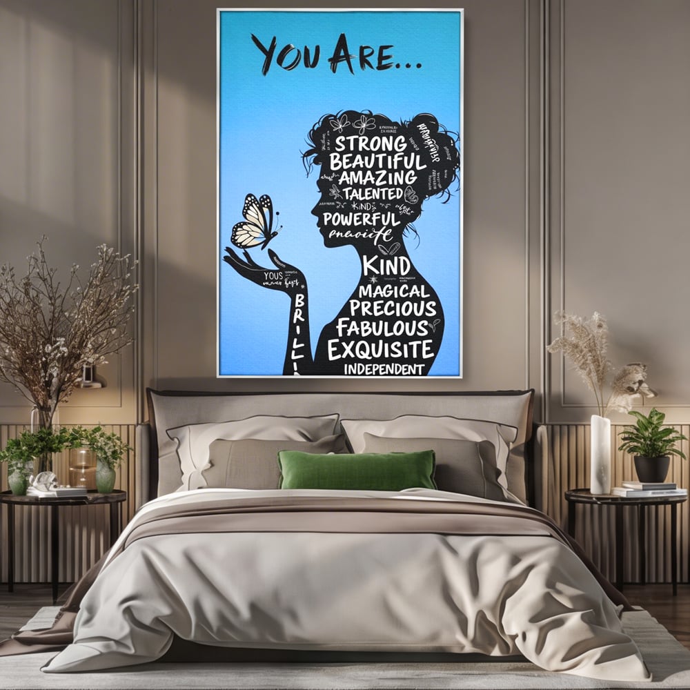 Tablou canvas cu tablou motivational cu portret de femeie si cuvinte, in rama de aluminiu argintiu, pe perete intr-un dormitor